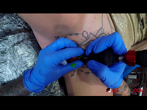 ❤️ Extremamente tatuada, a brasa Sully Savage fez uma tatuagem em seu clítoris Porno vídeo em pt-br.hentaisaturn.ru ❌❤